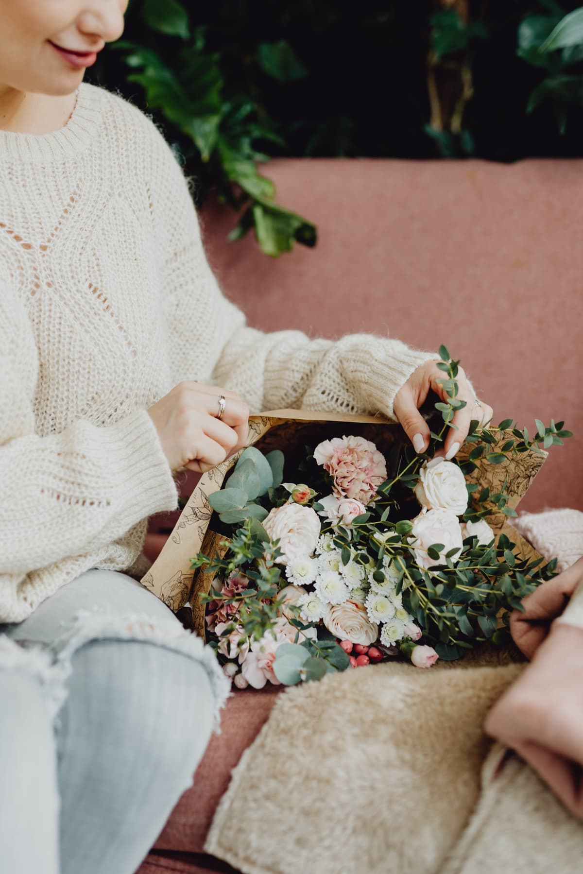 Bouquet de fleurs offert avec émotion